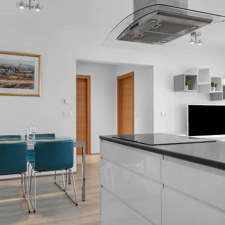 Venture Vacation-king Bed, With Free Parking Apartment